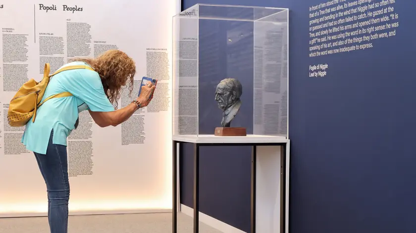 Una visitatrice della mostra su Tolkien Foto Andrea Lasorte