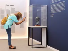 Una visitatrice della mostra su Tolkien Foto Andrea Lasorte
