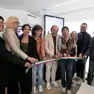 L’Infopoint affollato e in alto l’inaugurazione del totem (Foto Bonaventura)