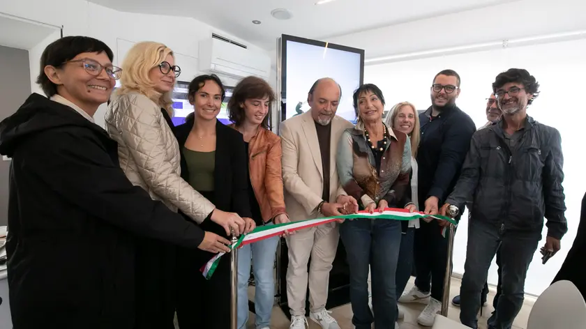 L’Infopoint affollato e in alto l’inaugurazione del totem (Foto Bonaventura)