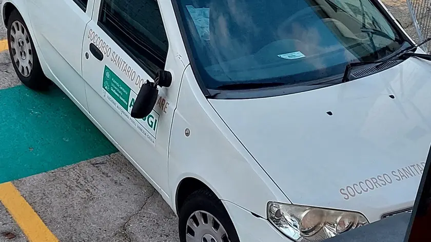 L'auto danneggiata dal vandalo