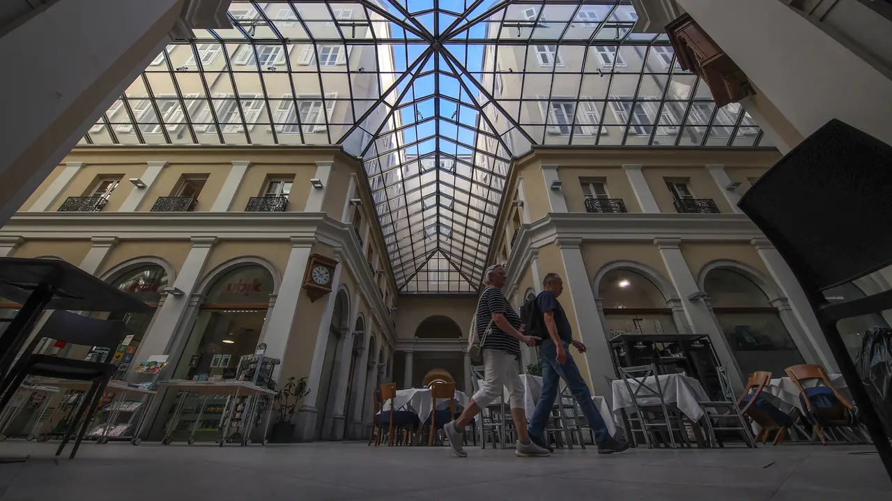 Il lucernaio in Galleria Tergesteo (fotoservizio Andrea Lasorte)