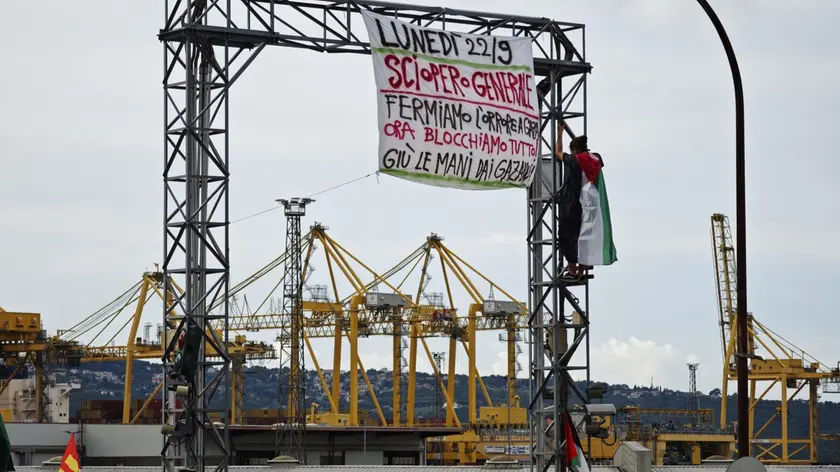 Il raduno al porto di Trieste di lunedì scorso allo sciopero generale per Gaza. Foto Lasorte