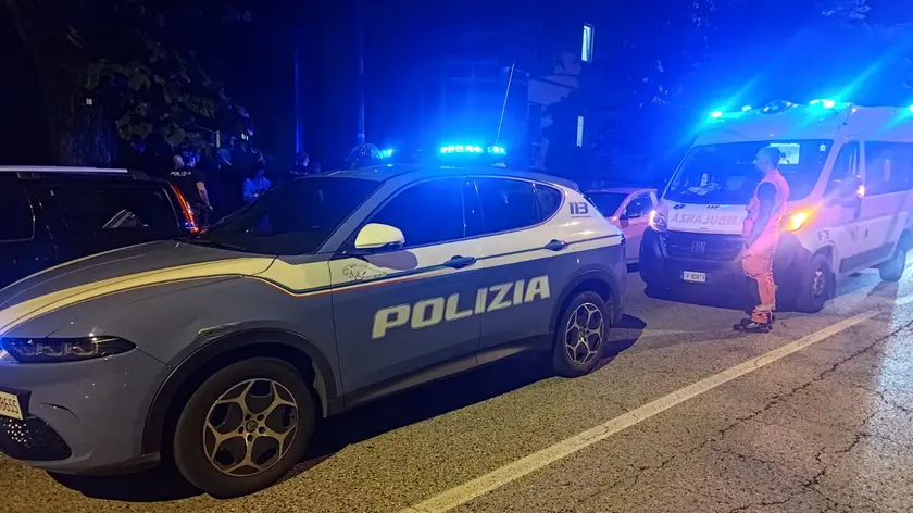 La Polizia e il 118 in via San Pasquale dove la sessantaquattrenne è stata fermata