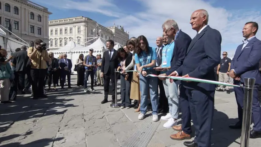 Il taglio del nastro in piazza Unità (Lasorte)