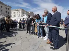 Il taglio del nastro in piazza Unità (Lasorte)