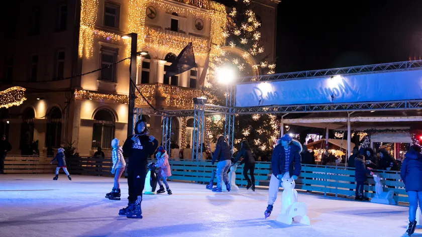 La pista di pattinaggio davanti al Municipio illuminato a festa in una passata edizione del Natale monfalconese (Bonaventura)