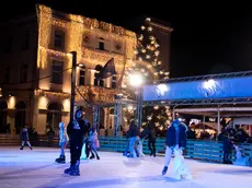 La pista di pattinaggio davanti al Municipio illuminato a festa in una passata edizione del Natale monfalconese (Bonaventura)