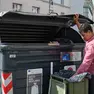 Uno dei bidoni intelligenti posizionati in piazza della Borsa (Silvano)