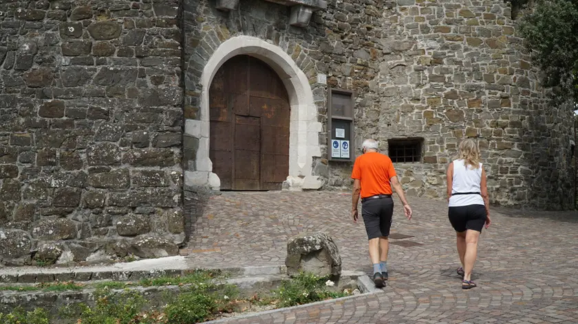 Il portone chiuso al Castello di Gorizia
