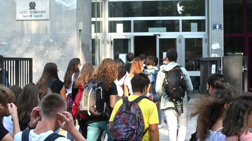 Studenti all’ingresso del liceo Galilei (foto Lasorte)