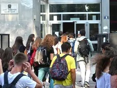 Studenti all’ingresso del liceo Galilei (foto Lasorte)