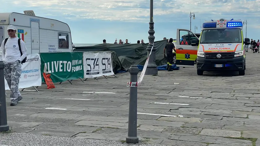 L'ambulanza in molo Audace (Silvano)