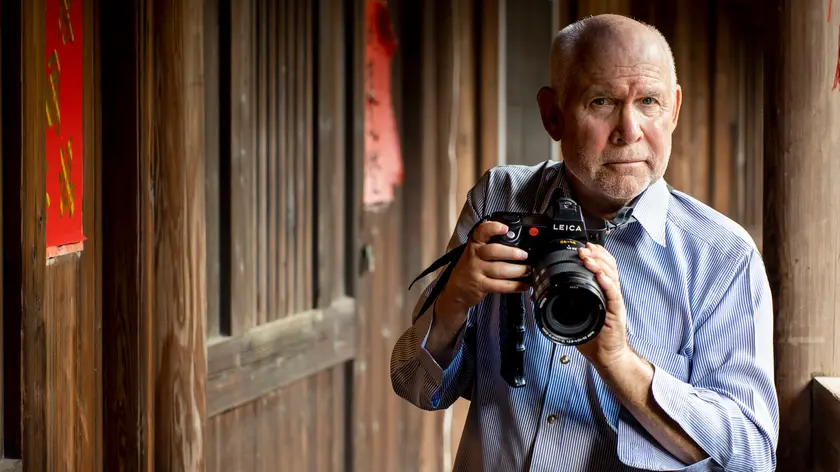 Il fotografo statunitense Steve McCurry con la sua Leica al collo