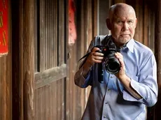 Il fotografo statunitense Steve McCurry con la sua Leica al collo