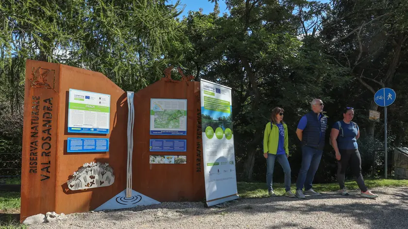 I nuovi cartelli lungo la pista ciclabile
