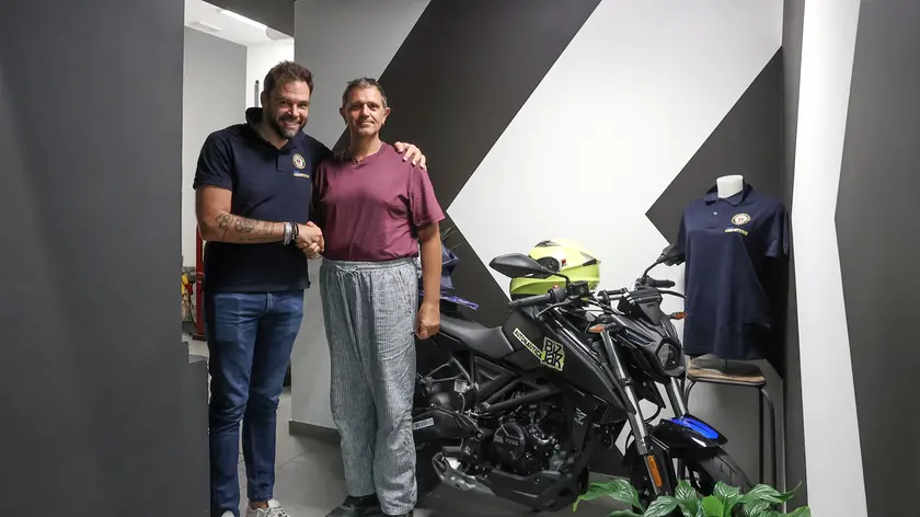 La famiglia della 22enne triestina, morta a Jesolo, regala la sua due ruote all’autoscuola Bizjak