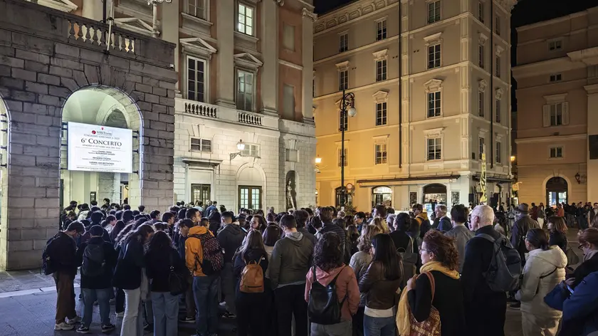 La fila davanti al Verdi (Lasorte)