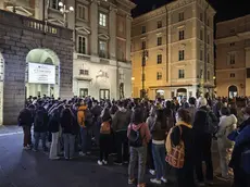 La fila davanti al Verdi (Lasorte)