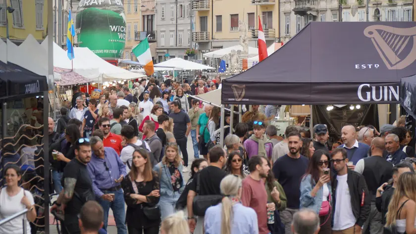 Folla di gente a Gusti di Frontiera (Marega)
