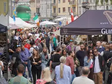 Folla di gente a Gusti di Frontiera (Marega)