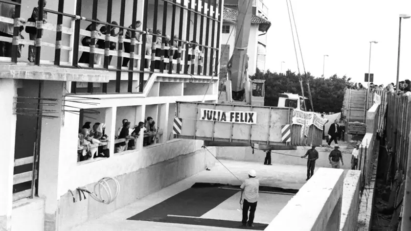 Le operazioni di recupero della Iulia Felix in un’immagine d’epoca: del museo si parla dal lontano 1988