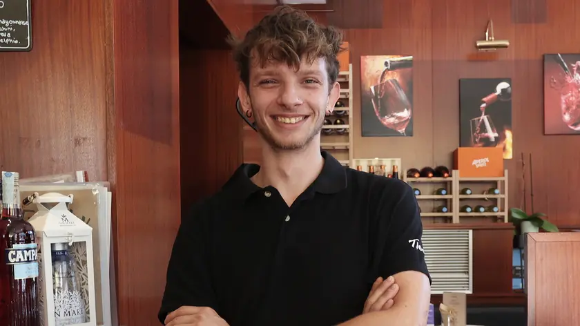 Il giovane Lorenzo Baldassi, 22 anni, barista del Twenty foto Lasorte