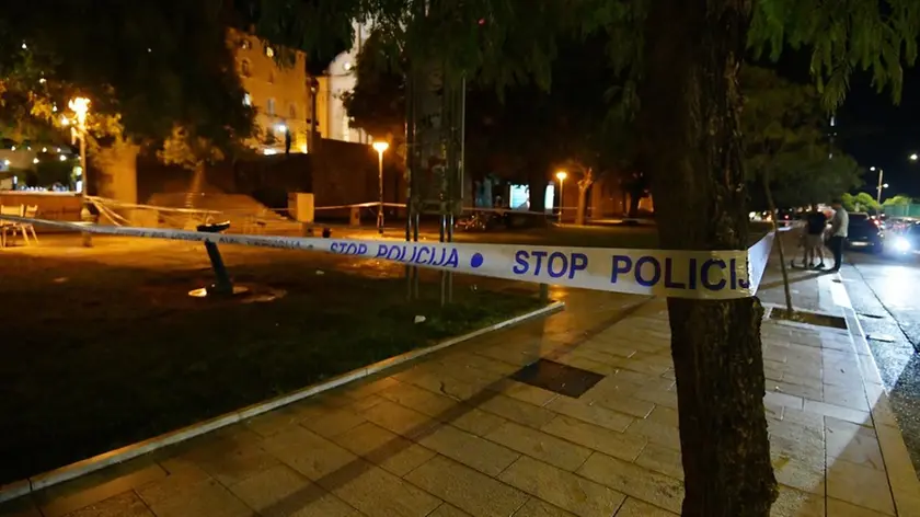 Il luogo della tragedia recintato dalla Polizia. Arrestato lo zio dello sposo che ha sparato il razzo. Foto Index.hr