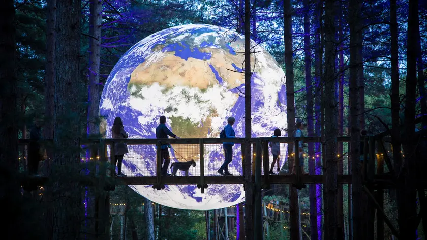 L’installazione artistica “Gaia” di Luke Jerram foto Roy Riley