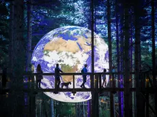 L’installazione artistica “Gaia” di Luke Jerram foto Roy Riley
