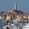 Una veduta della città e del porto di Rovigno