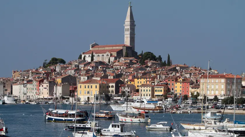 Una veduta della città e del porto di Rovigno