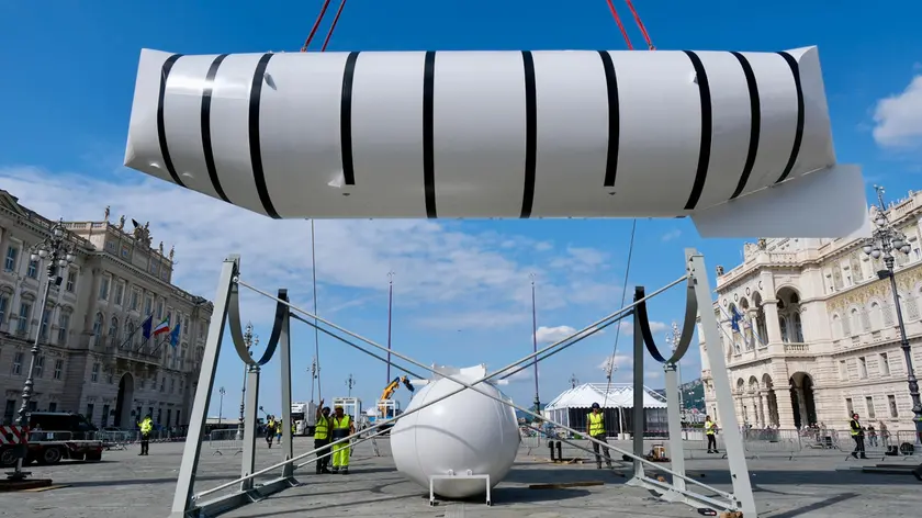 La posa del Batiscafo Trieste in piazza Unità (Silvano)