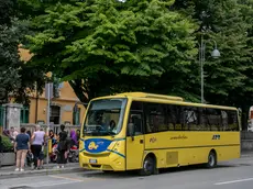 Lo scuolabus all’esterno della scuola Duca d’Aosta dopo le lezioni del tempo pieno in una foto d’archivio di katia bonaventura