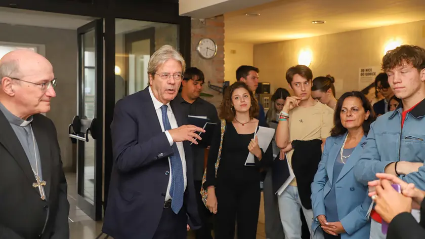 Il confronto fra gli studenti e l’ex premier Paolo Gentiloni (TIbaldi)