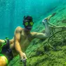 Aaron Ursich, 31 anni, durante un’attività di pesca subacquea in apnea