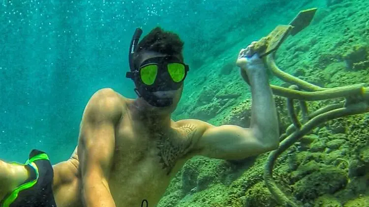 Aaron Ursich, 31 anni, durante un’attività di pesca subacquea in apnea