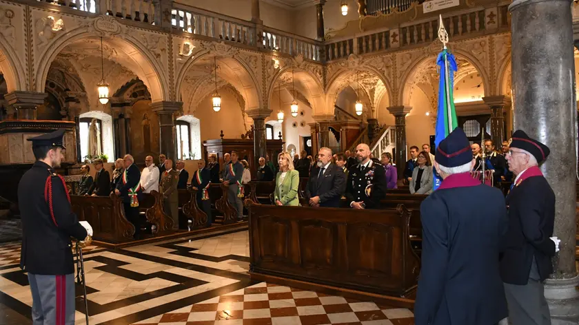 Un momento della messa dedicata al patrono della Polizia. Nelle altre due foto, mezzi delle forze dell’ordine