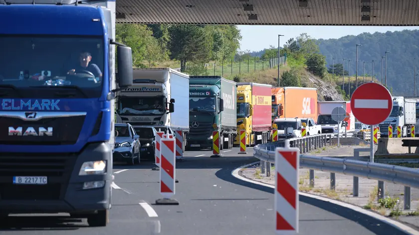 Le code al valico di Fernetti con la chiusura dell'H4 slovena Massimo Silvano