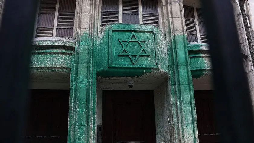 La sinagoga di Parigi imbrattata lo scorso maggio con la vernice verde
