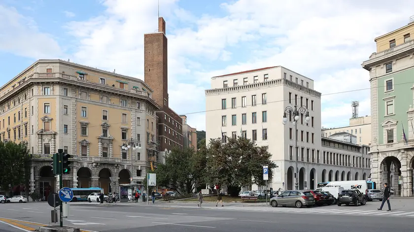 Piazza Oberdan, dove la ragazza era stata trovata confusa e in lacrime dopo la violenza subita. Foto Lasorte