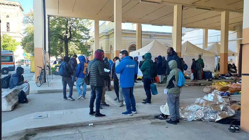 L'operazione di trasferimento dei migranti dall'androna di Porto vecchio. Fotoservizio Bruni