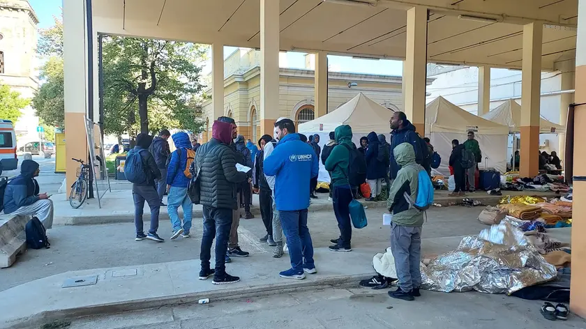 Il trasferimento dei migranti da Porto Vecchio (fotoservizio Francesco Bruni)