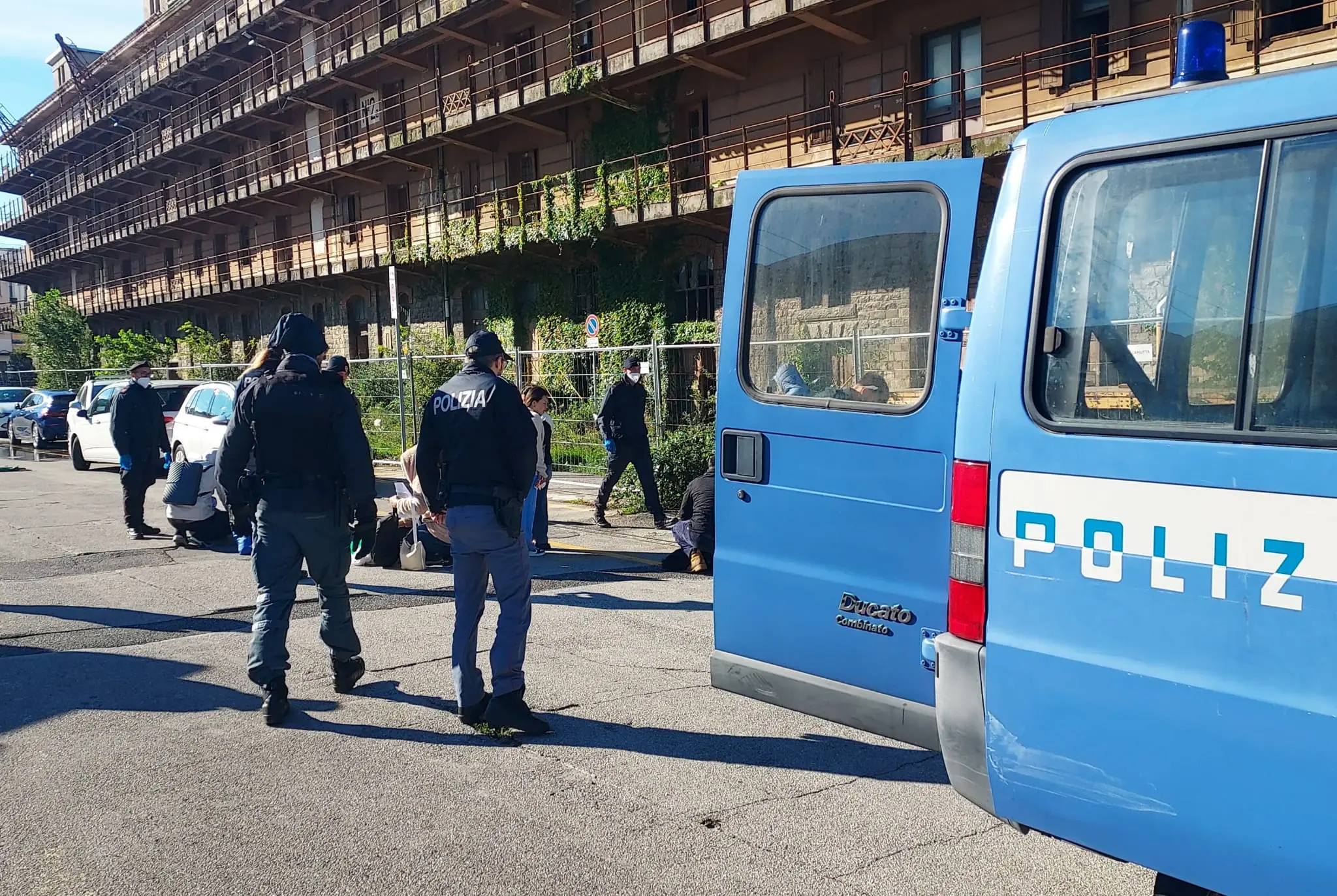L'operazione di trasferimento dei migranti dall'androna di Porto vecchio. Fotoservizio Bruni