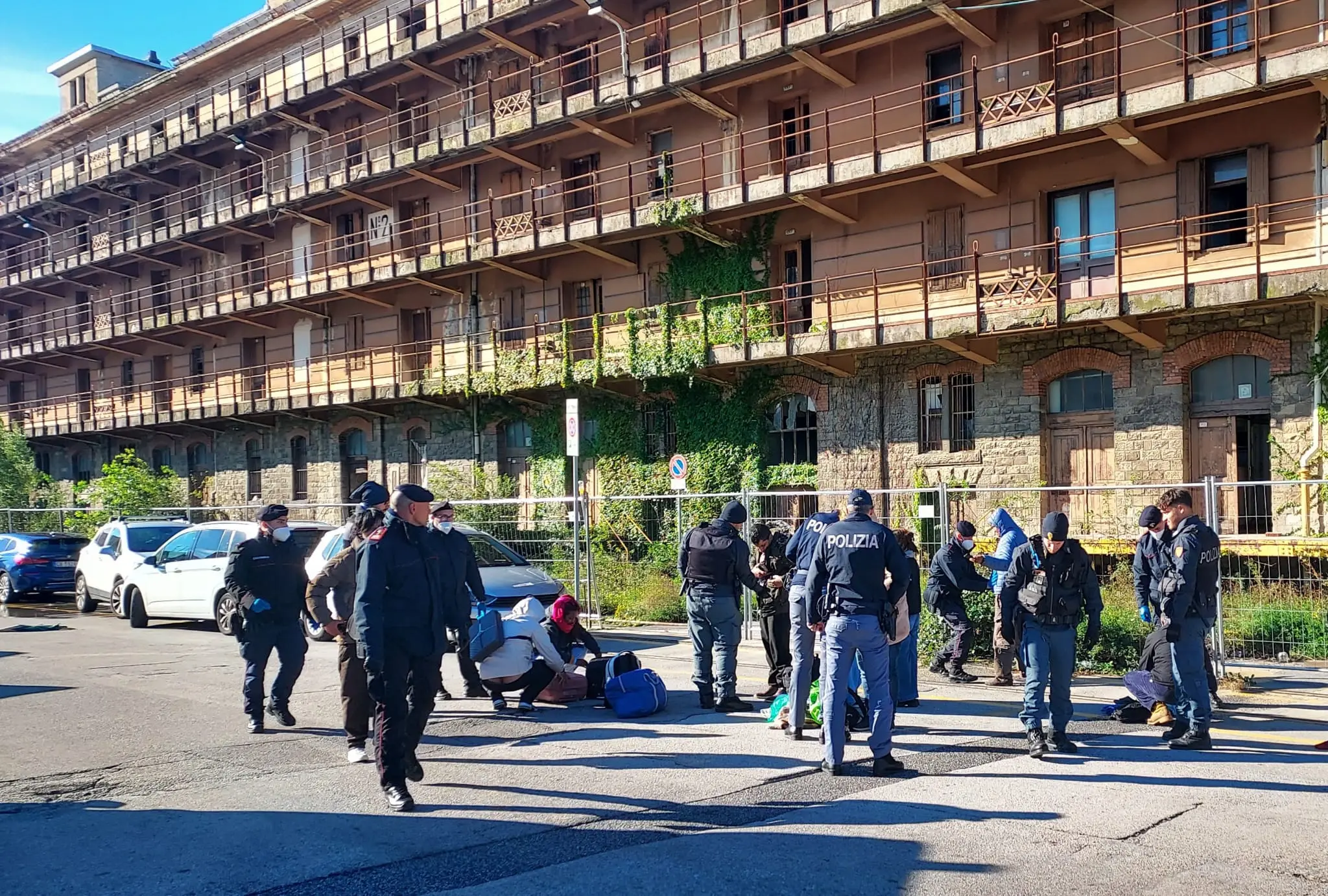 L'operazione di trasferimento dei migranti dall'androna di Porto vecchio. Fotoservizio Bruni