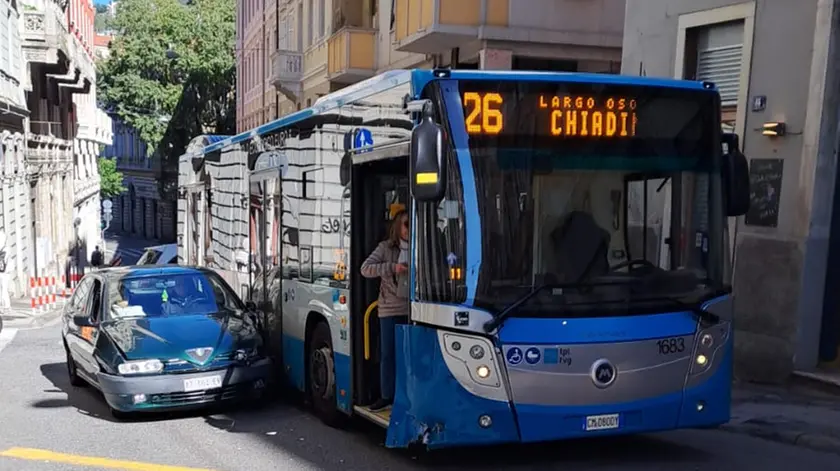 L'incidente fra un'auto e un bus