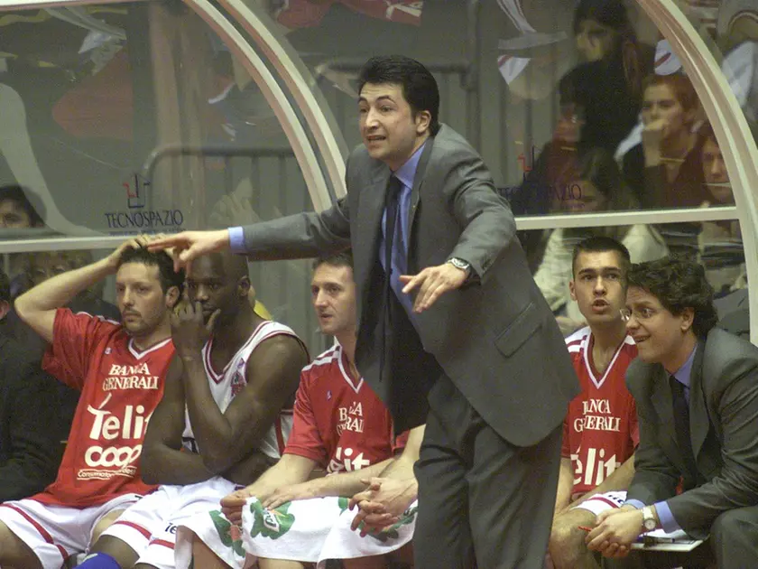 Il neo-ct dell'Italbasket Luca Banchi, qui ai inizio Duemila come coach della Telit Trieste