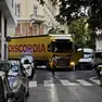 Il Tir rimasto bloccato tra via Pauliana e piazza Casali lunedì pomeriggio (Lasorte)