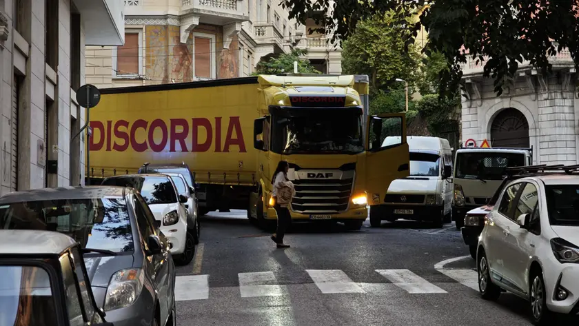 Il Tir rimasto bloccato tra via Pauliana e piazza Casali lunedì pomeriggio (Lasorte)