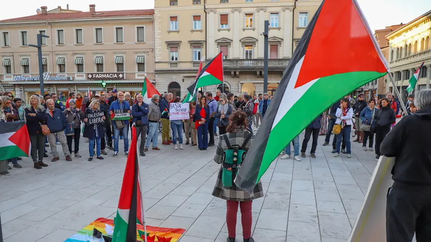 La manifestazione di mercoledì sera a Monfalcone. Foto Tibaldi